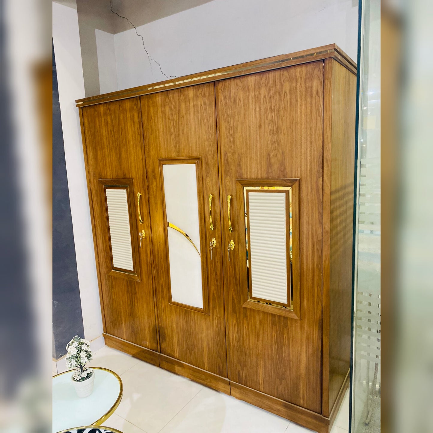 Royal Arch Bed Set – Classic Walnut Elegance