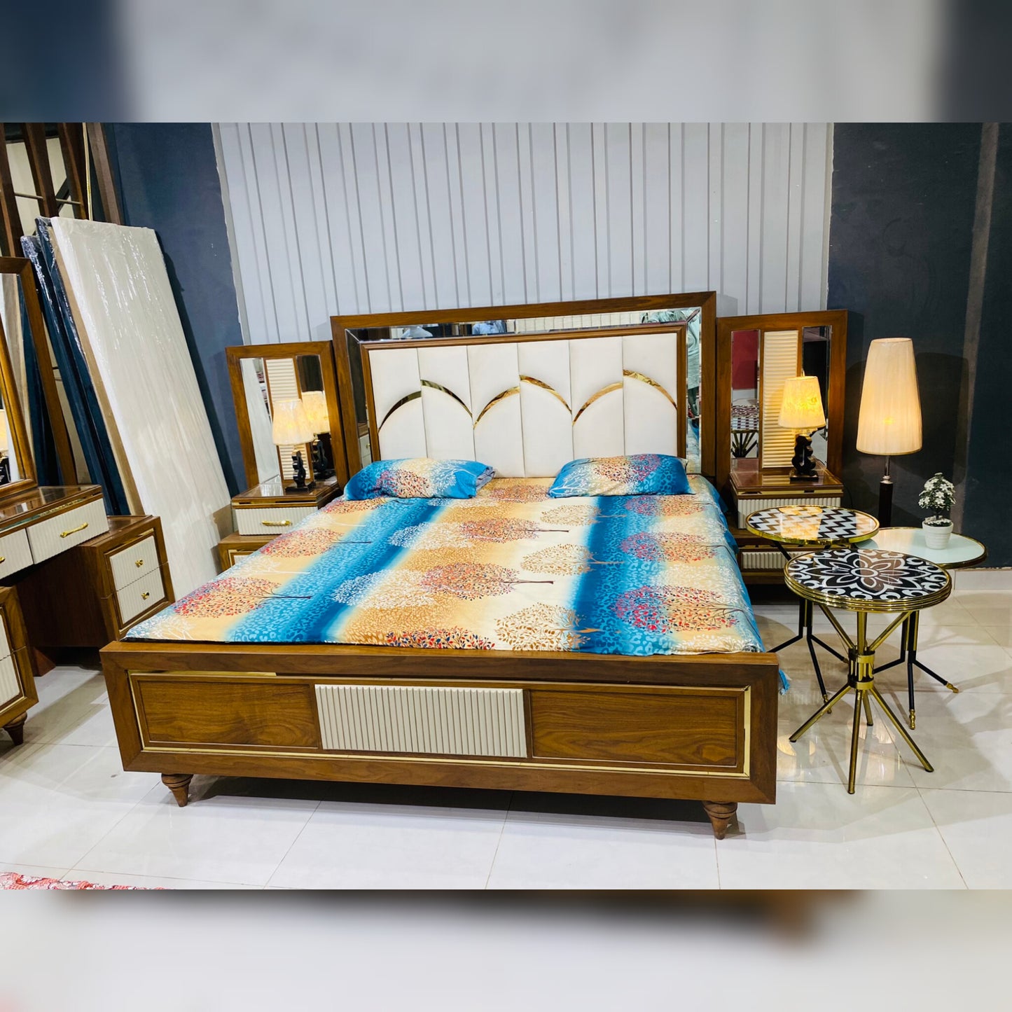 Royal Arch Bed Set – Classic Walnut Elegance