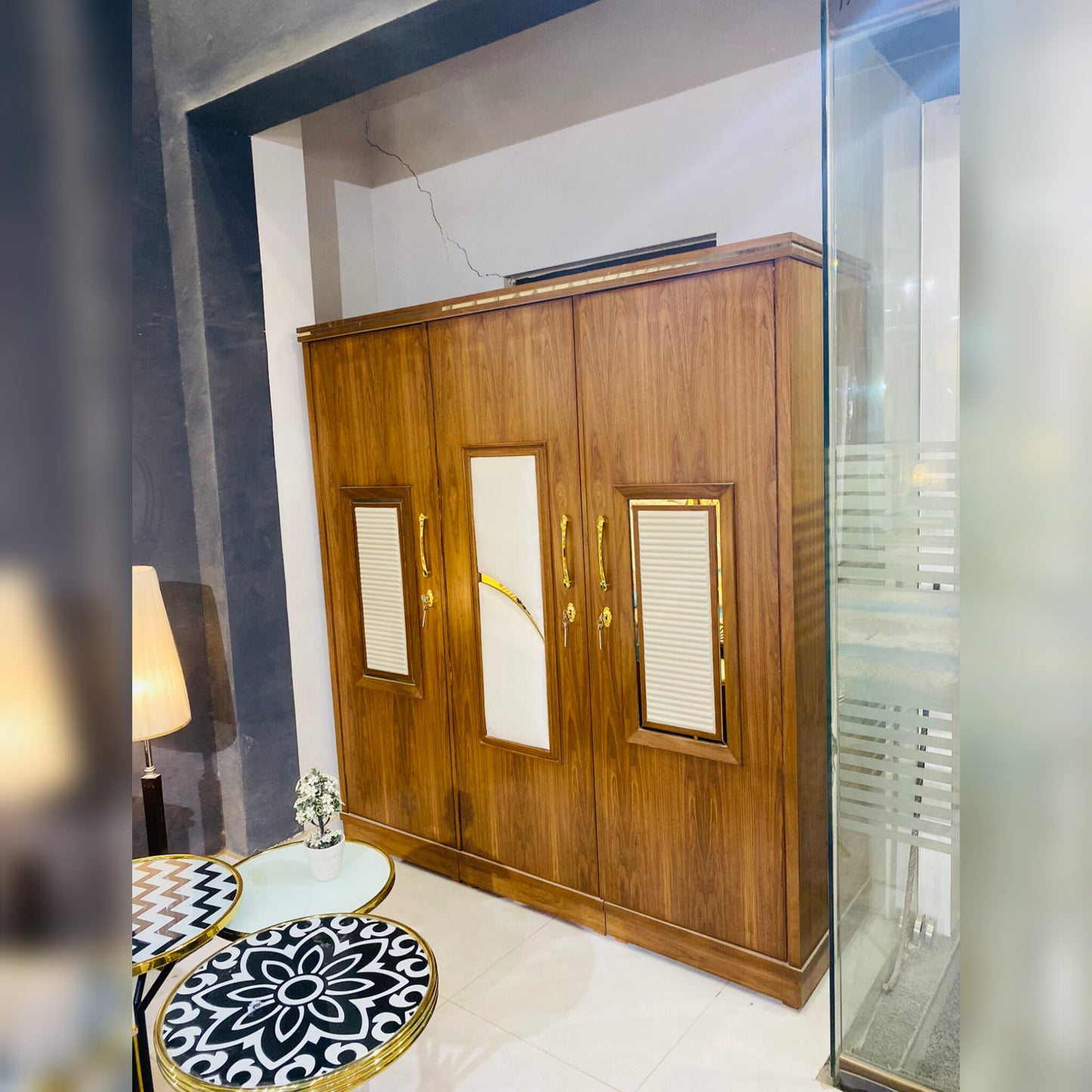 Royal Arch Bed Set – Classic Walnut Elegance