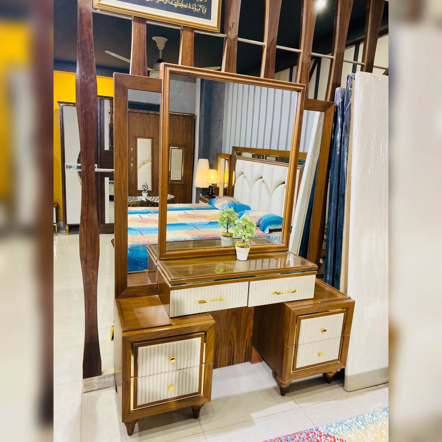 Royal Arch Bed Set – Classic Walnut Elegance